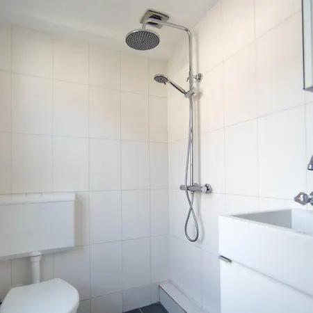 Spacious Central City With Big Private Sundeck! Апартаменты Амстердам