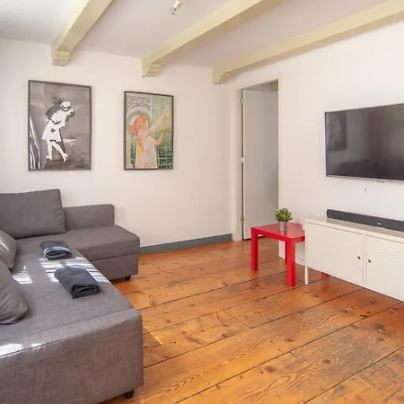 Spacious Central City With Big Private Sundeck! Lägenhet